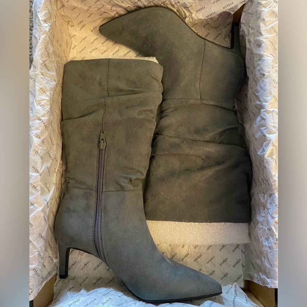 2 1/2” Stiletto heel; 10” Slouching Shaft; Pointed-toe.